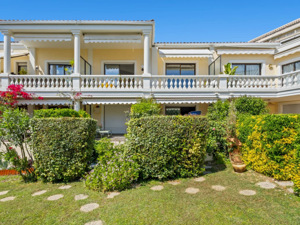 Vue extérieure d'un appartement en duplex avec jardin et balcons à Cannes.