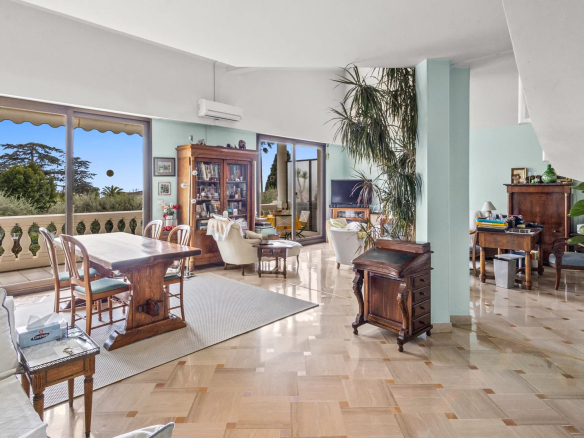 Intérieur d'un appartement en duplex à Cannes, avec salon lumineux et vue sur la nature.