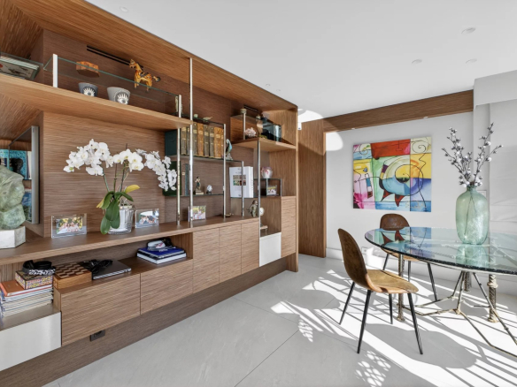Intérieur d'un appartement moderne avec mobilier en bois et décoration artistique.