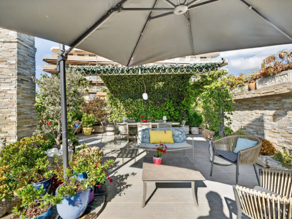 Toit-terrasse aménagé avec plantes et mobilier au Cannet, vue dégagée.