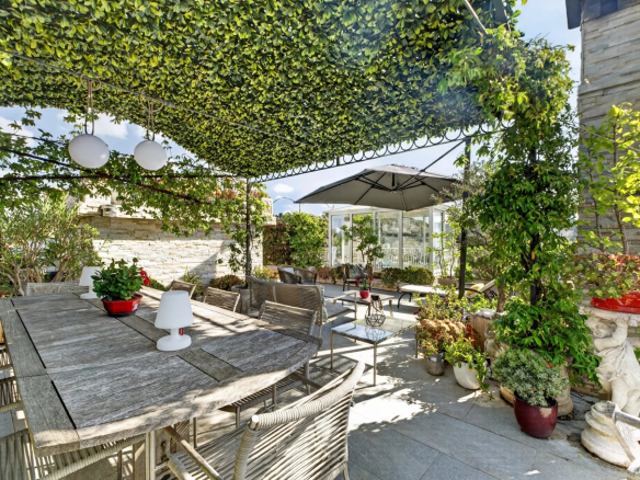 Terrasse aménagée avec mobilier en bois et verdure, vue sur la mer, au Cannet.