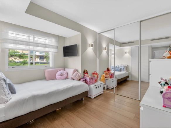 Chambre d'un appartement avec lits jumeaux, miroir et décor coloré, Le Cannet.