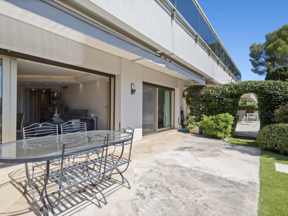 Terrasse d'un appartement-villa au Cannet avec mobilier de jardin et vue dégagée.