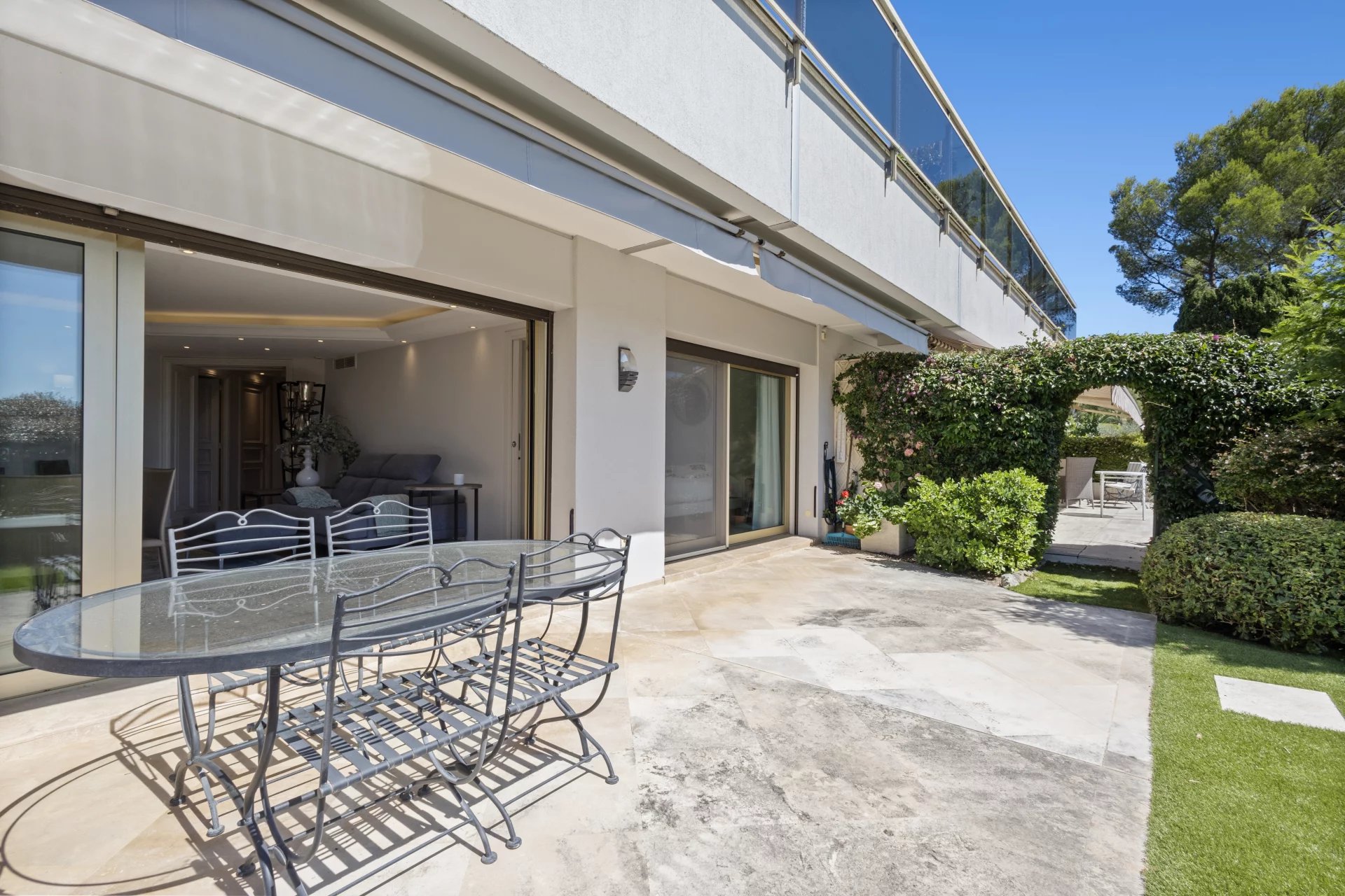 Terrasse d'un appartement-villa au Cannet avec mobilier de jardin et vue dégagée.