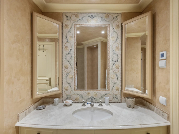 Salle de bain élégante avec double vasque et miroirs décoratifs.