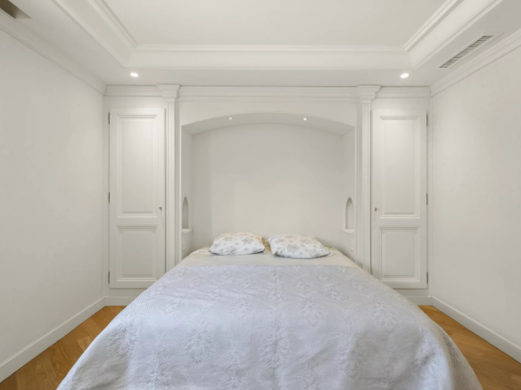 Chambre d'un appartement-villa au Cannet, avec lit double et placards intégrés.