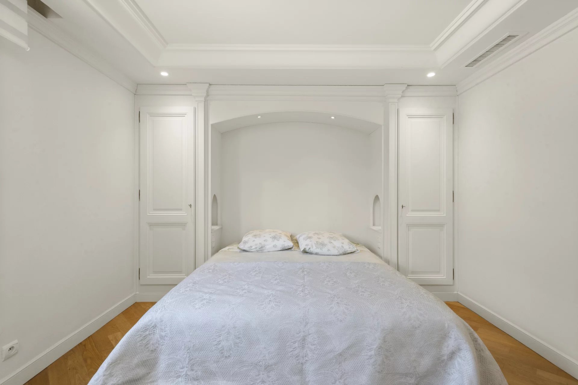 Chambre d'un appartement-villa au Cannet, avec lit double et placards intégrés.