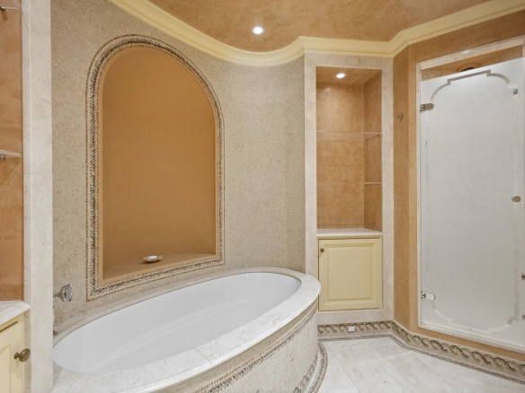 Salle de bain luxueuse avec baignoire et douche à l'italienne.