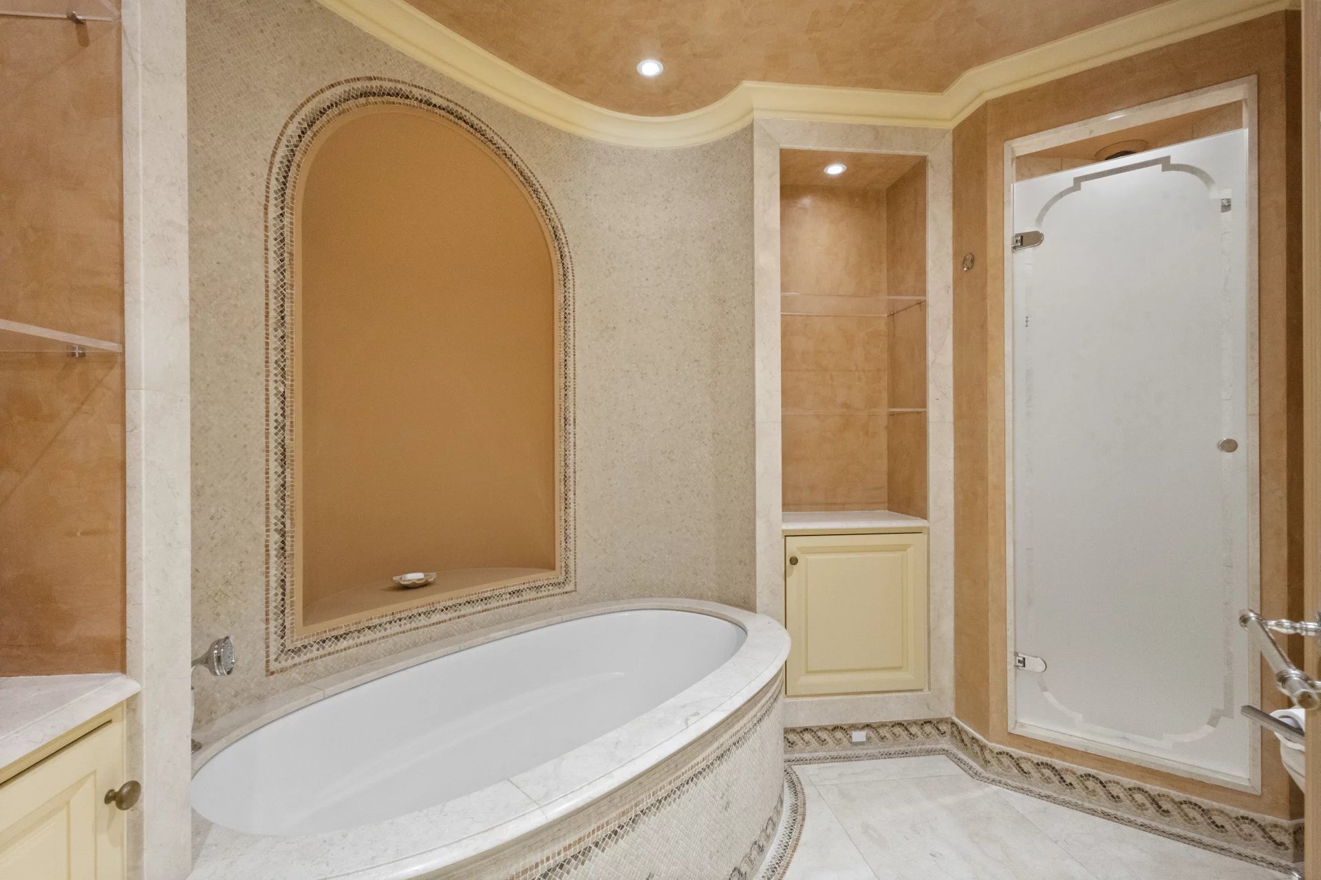 Salle de bain luxueuse avec baignoire et douche à l'italienne.