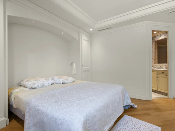 Chambre d'un appartement avec lit double et décoration sobre.