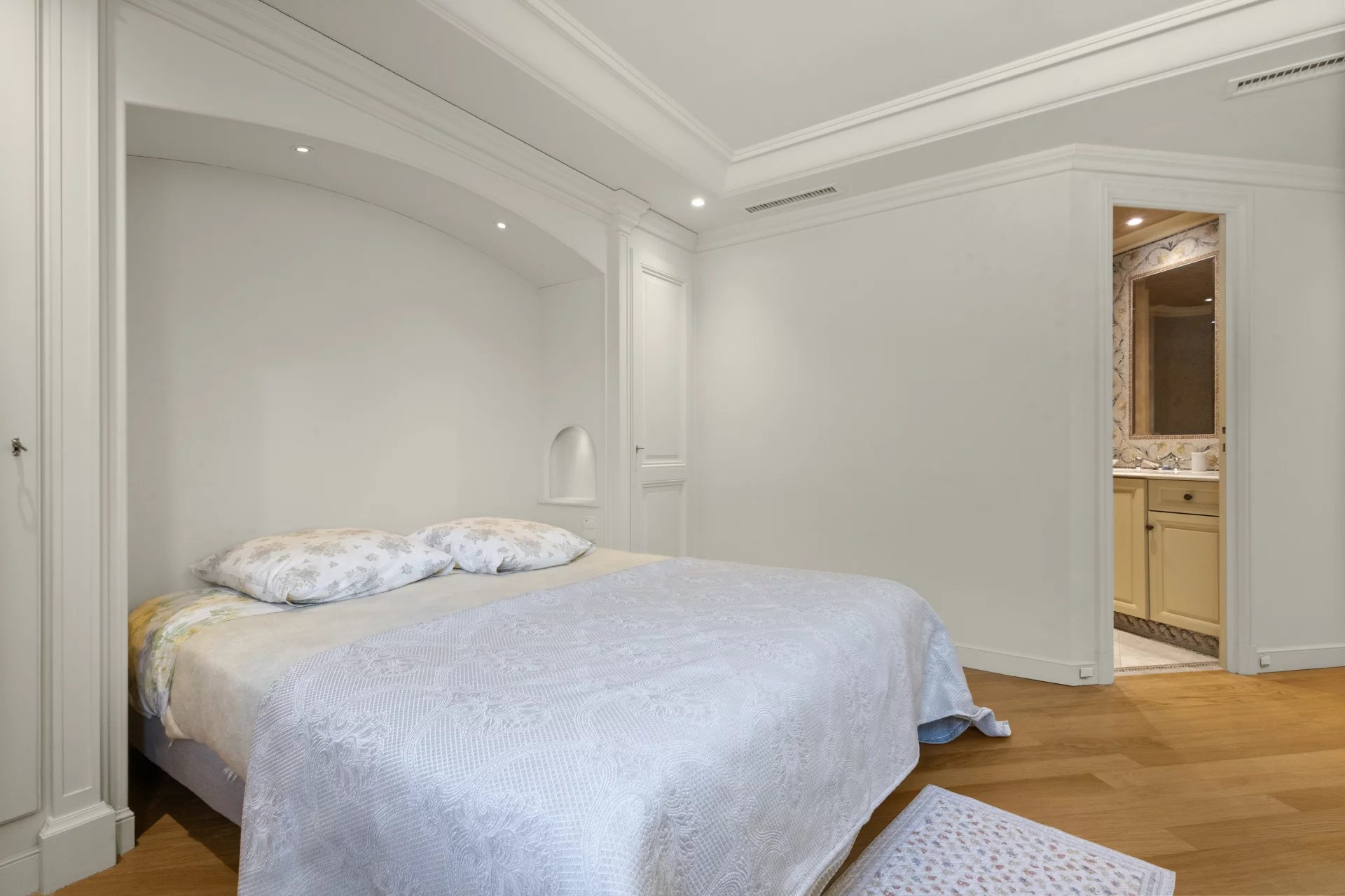 Chambre d'un appartement avec lit double et décoration sobre.