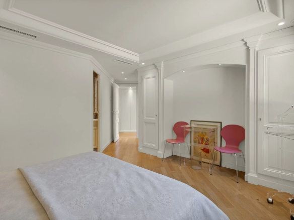 Chambre d'un appartement-villa au Cannet, avec décoration moderne et mobilier minimaliste.