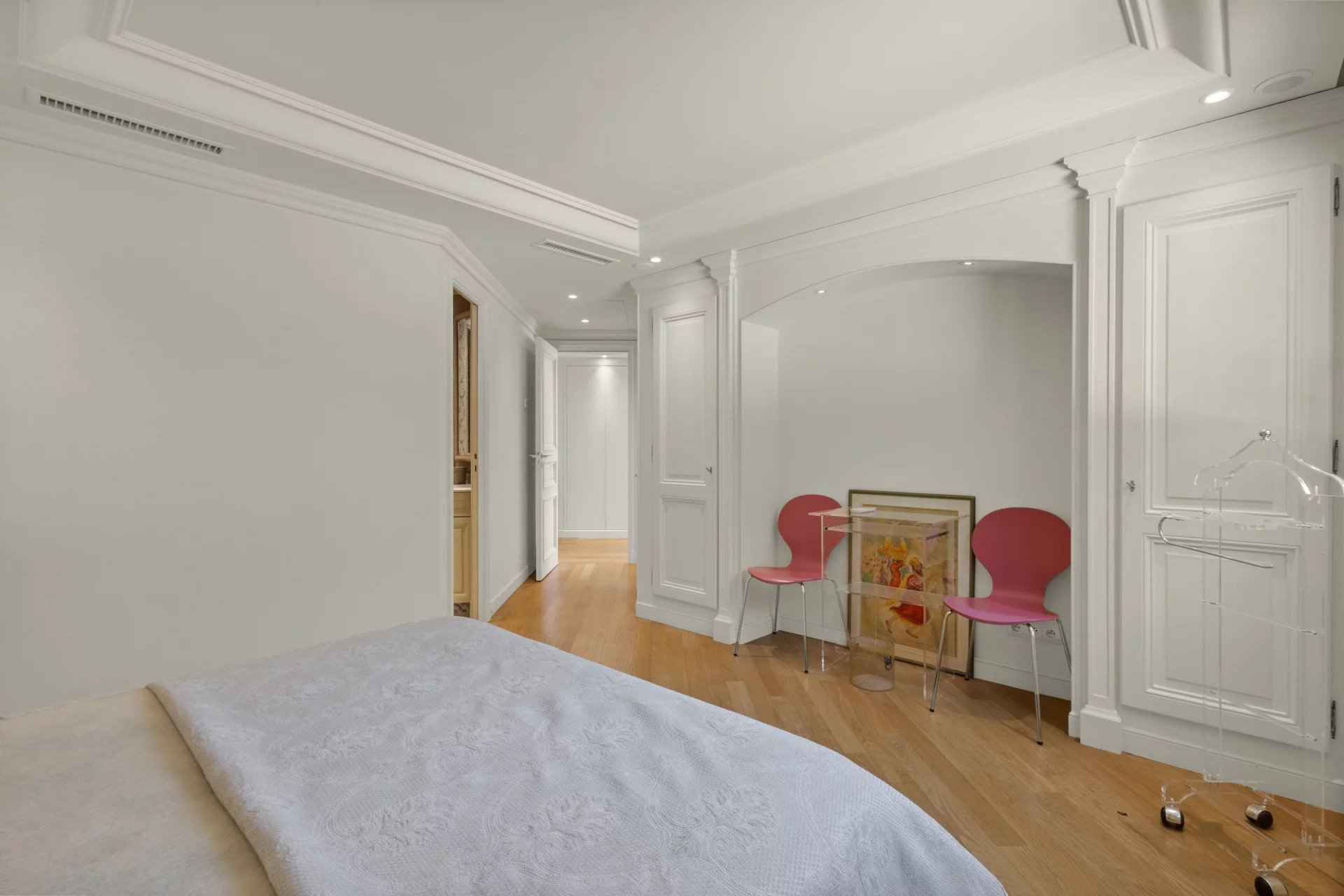Chambre d'un appartement-villa au Cannet, avec décoration moderne et mobilier minimaliste.
