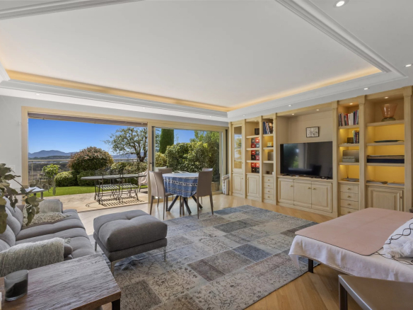 Intérieur d'un appartement-villa au Cannet avec vue sur la mer et le bassin cannois.
