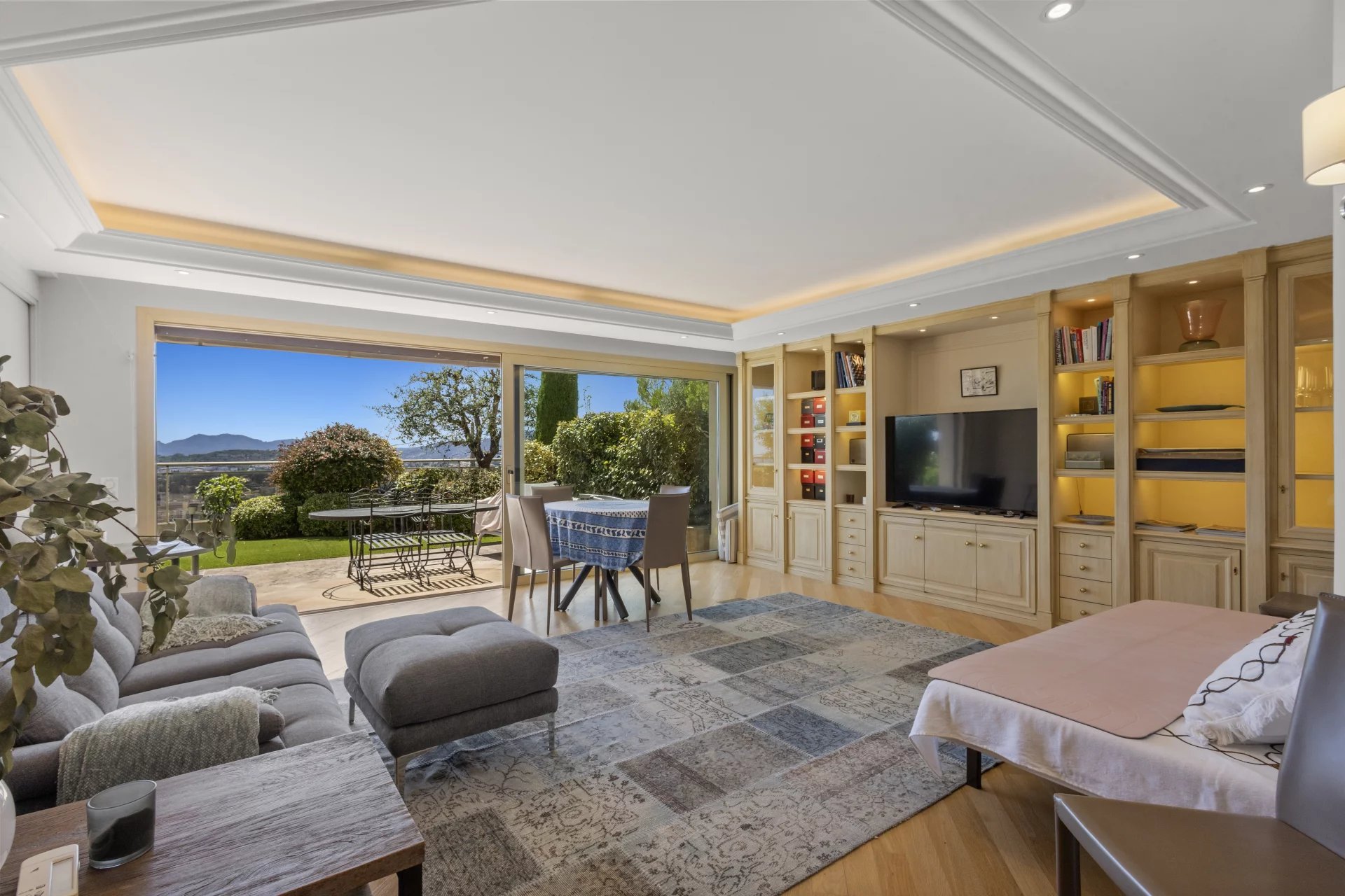 Intérieur d'un appartement-villa au Cannet avec vue sur la mer et le bassin cannois.