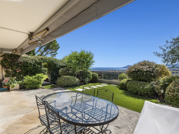 Terrasse avec vue sur la mer et jardin à Le Cannet, France.