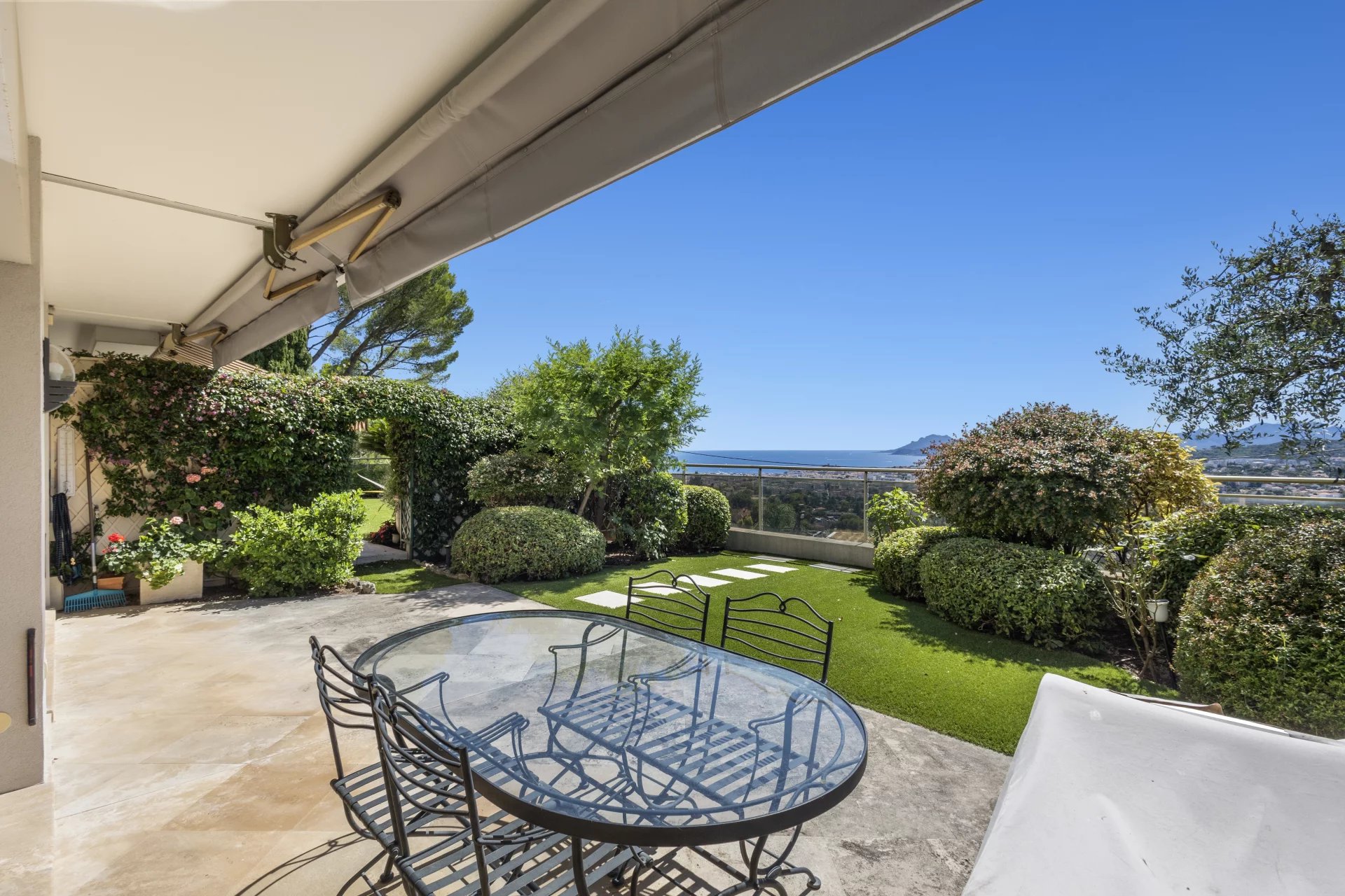 Terrasse avec vue sur la mer et jardin à Le Cannet, France.