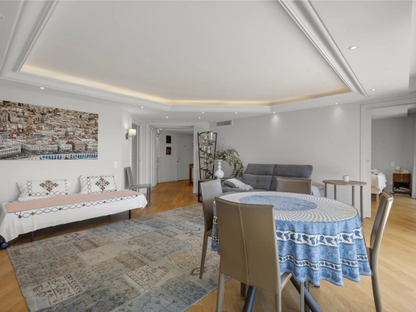 Intérieur d'un appartement-villa au Cannet avec salon, salle à manger et cuisine ouverte.