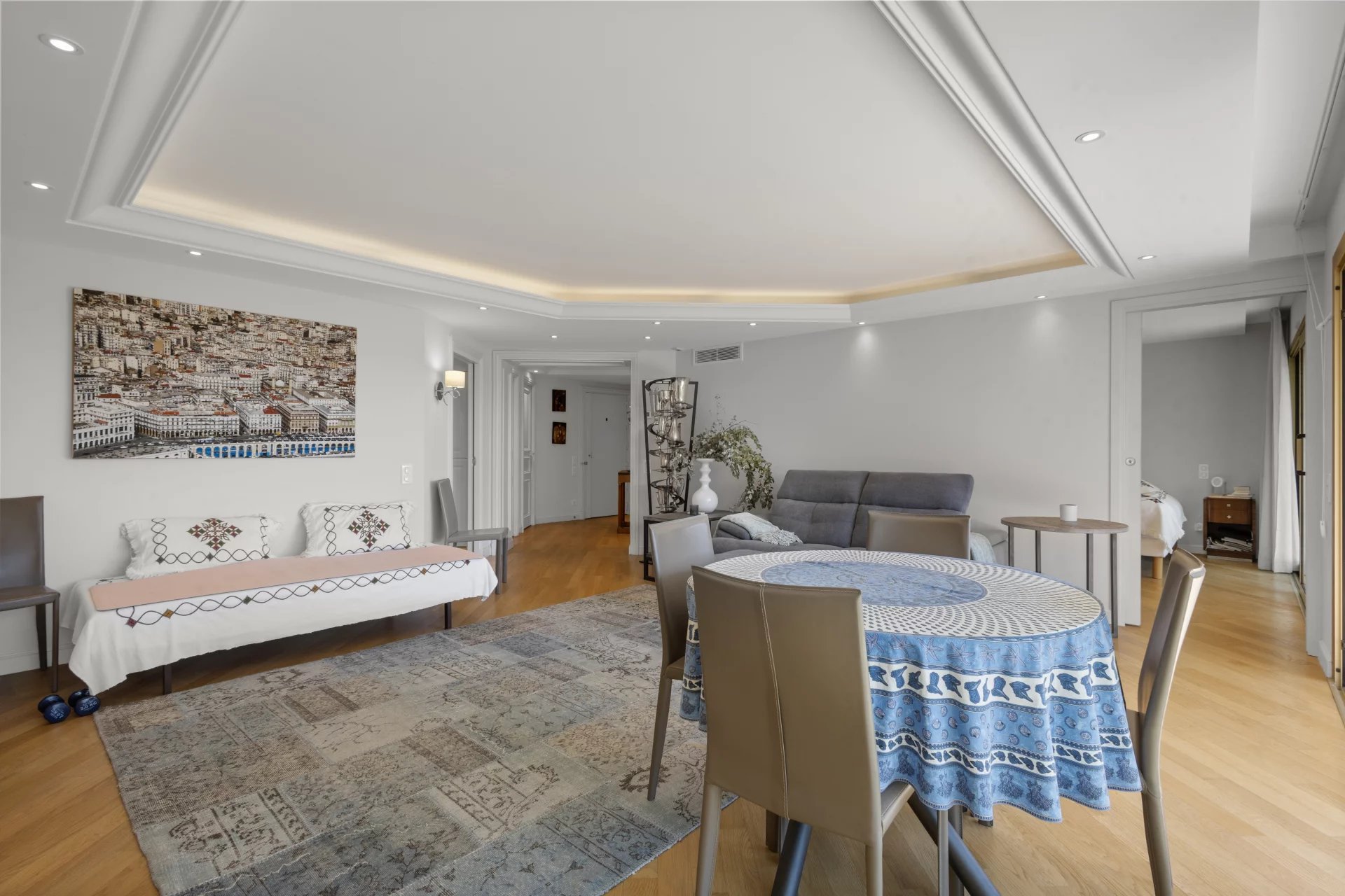 Intérieur d'un appartement-villa au Cannet avec salon, salle à manger et cuisine ouverte.