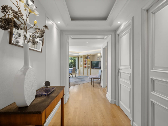 Intérieur d'un appartement au Cannet avec un hall d'entrée et un accès à un salon lumineux.