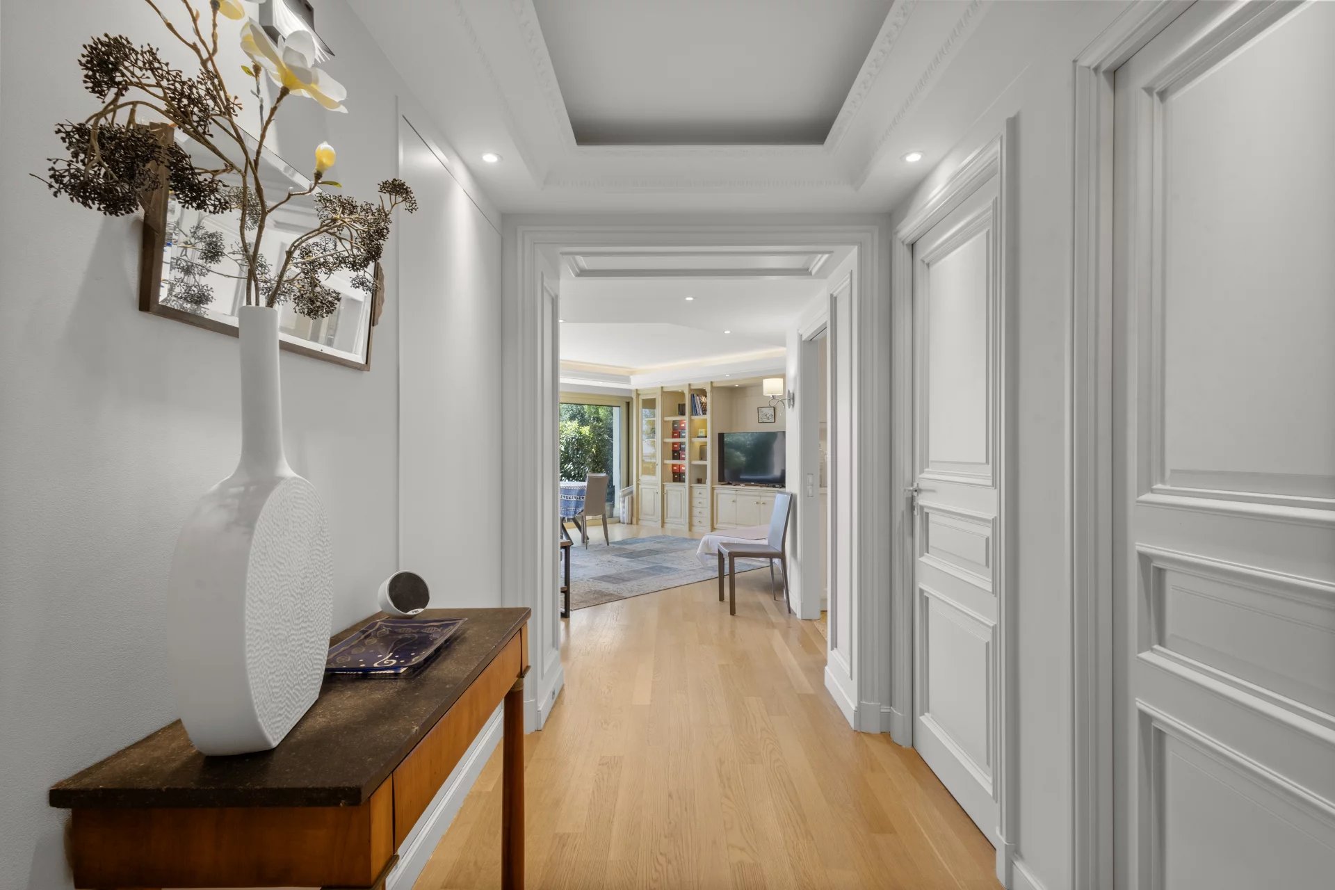 Intérieur d'un appartement au Cannet avec un hall d'entrée et un accès à un salon lumineux.