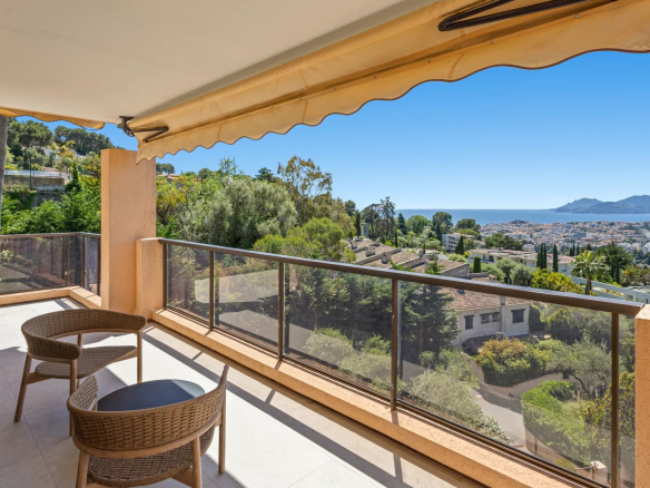 Corner terrace with panoramic views of the sea and the Cannes basin in Le Cannet.