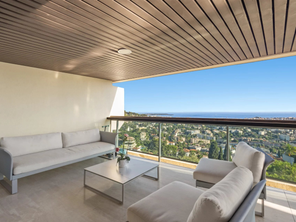 Apartment terrace with panoramic views of the sea and the city in Le Cannet.