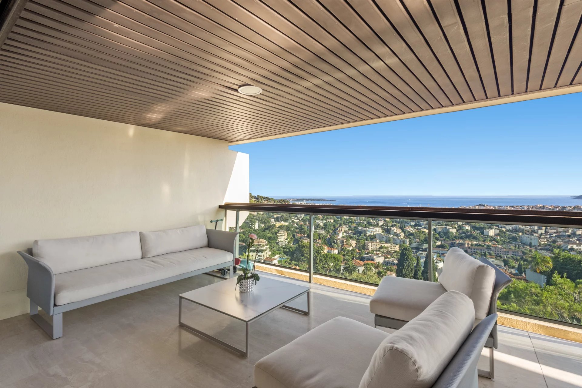 Apartment terrace with panoramic views of the sea and the city in Le Cannet.