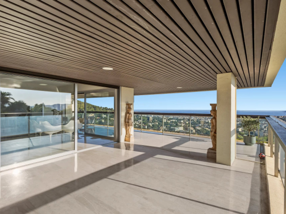 Terrace of a top-floor apartment with panoramic views of the sea and the city of Le Cannet.