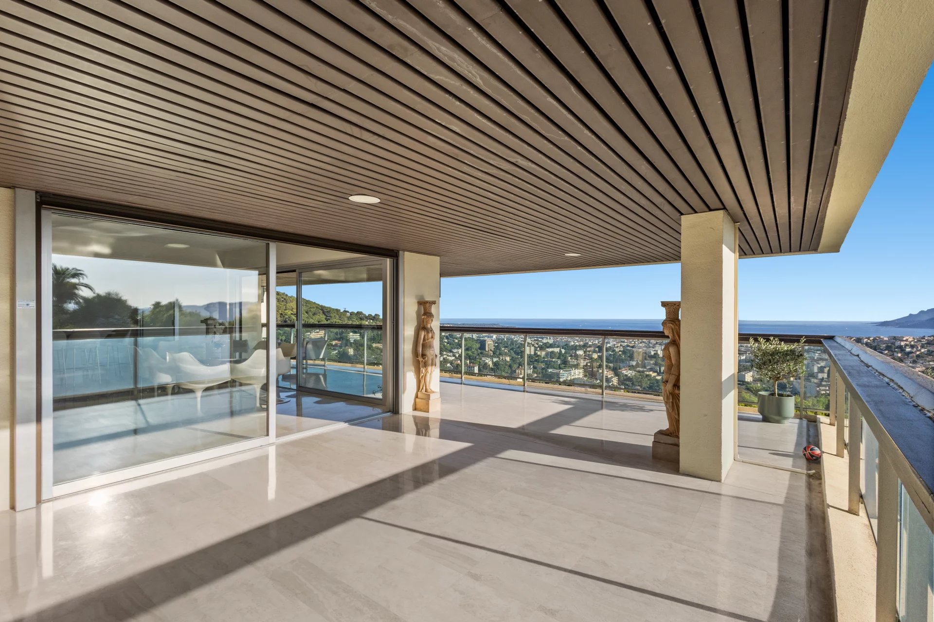 Terrace of a top-floor apartment with panoramic views of the sea and the city of Le Cannet.