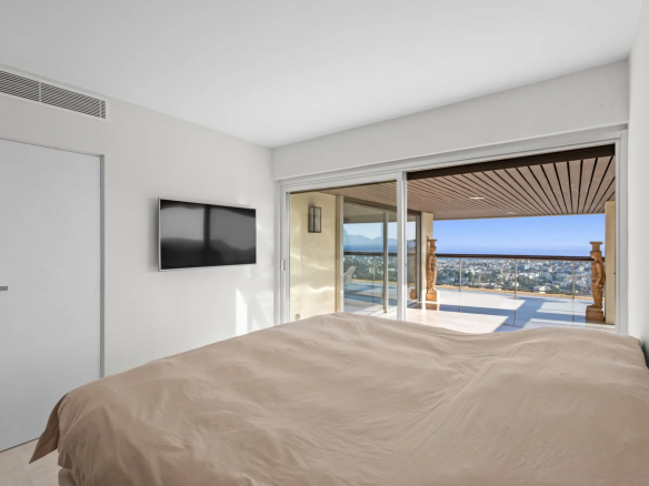 Room in an apartment with sea view and access to a terrace in Le Cannet.