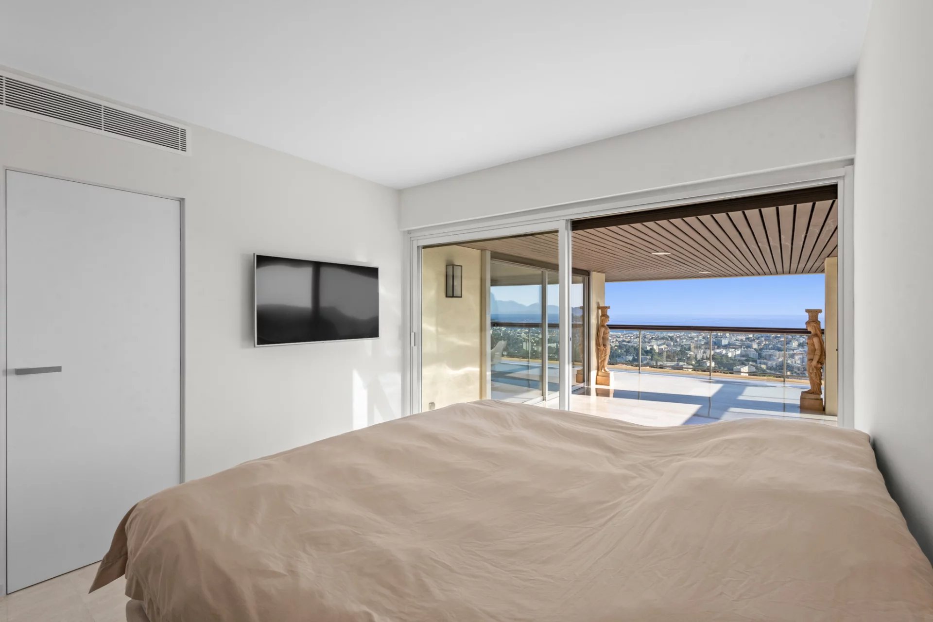 Room in an apartment with sea view and access to a terrace in Le Cannet.