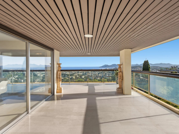 Terrace of a top-floor apartment with panoramic views of the sea and the city of Le Cannet.