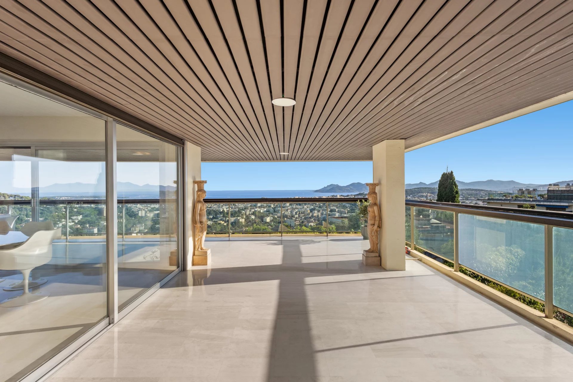 Terrace of a top-floor apartment with panoramic views of the sea and the city of Le Cannet.
