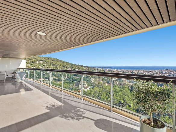 Apartment terrace with panoramic views of the sea and the city, Le Cannet.