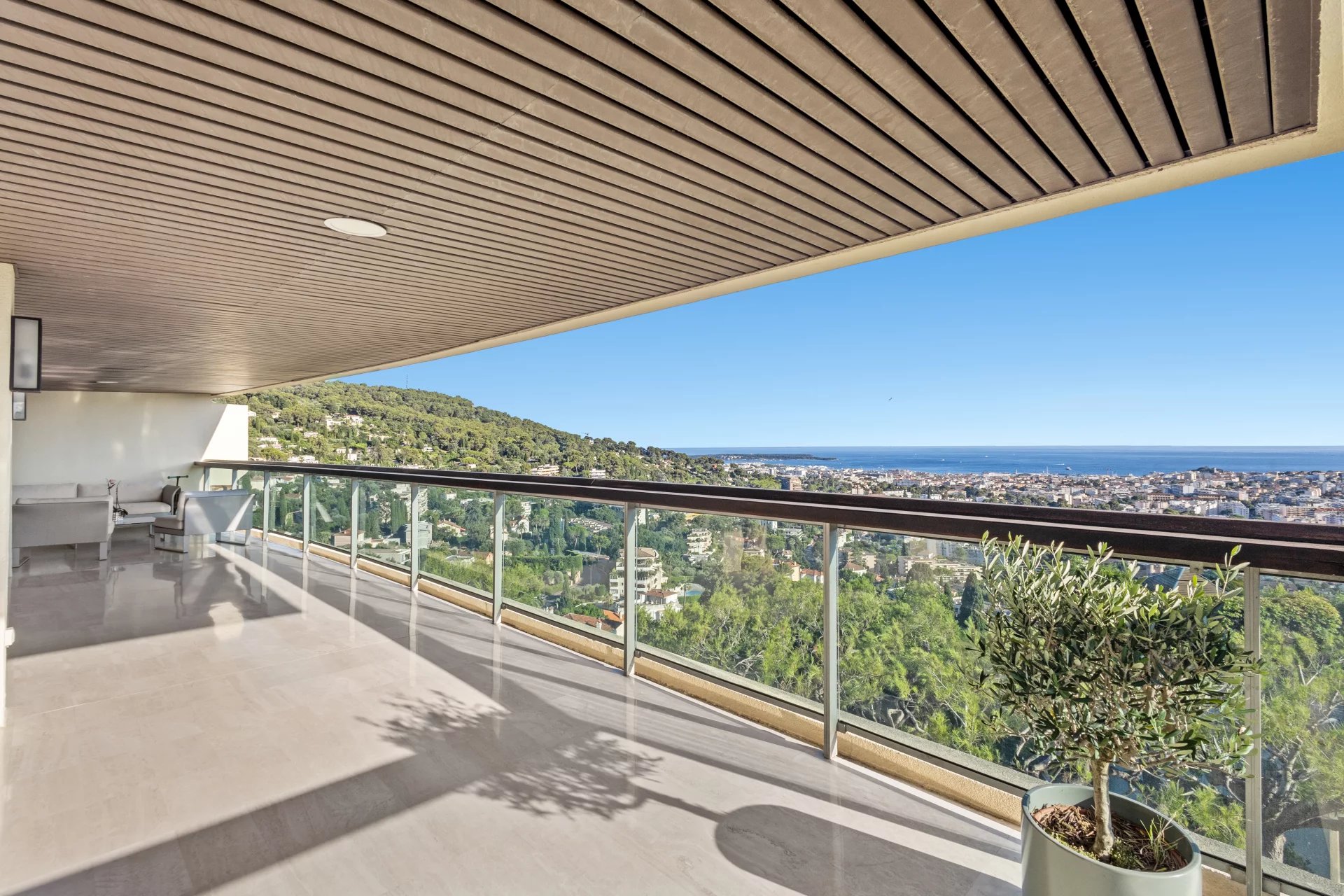 Apartment terrace with panoramic views of the sea and the city, Le Cannet.