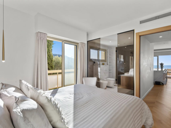 Room in a renovated apartment with sea view in Le Cannet, natural light and modern decor.