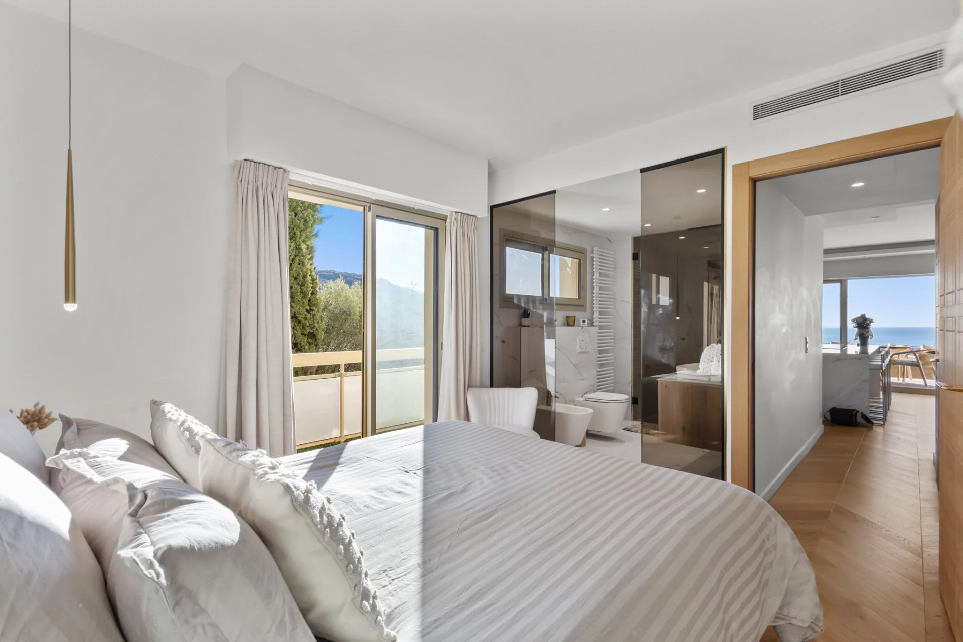 Room with a view in Le Cannet Room in a renovated apartment with sea view in Le Cannet, natural light and modern decor.
