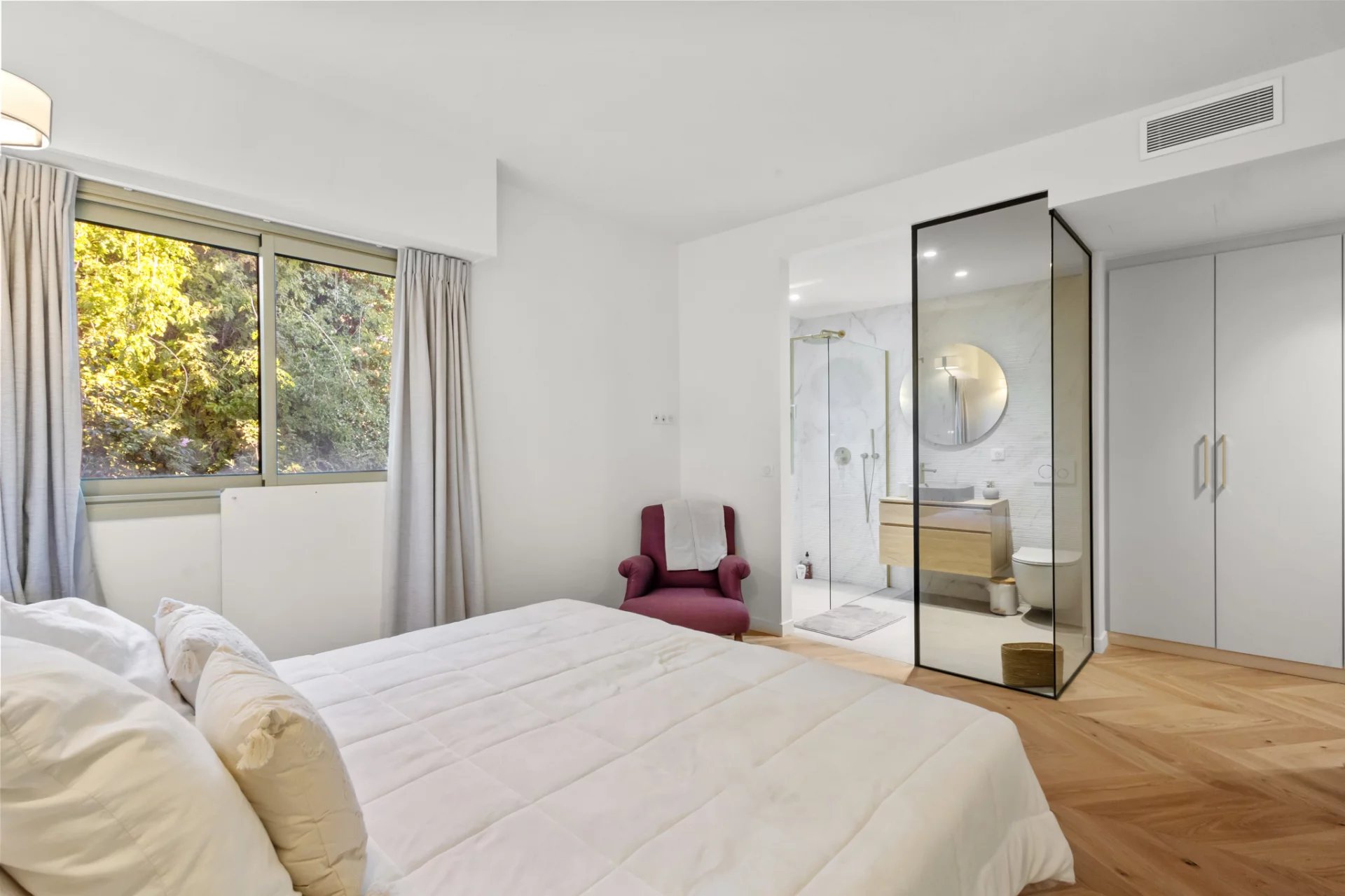 Renovated apartment room in Le Cannet Renovated apartment room with en-suite bathroom and windows overlooking the outside.