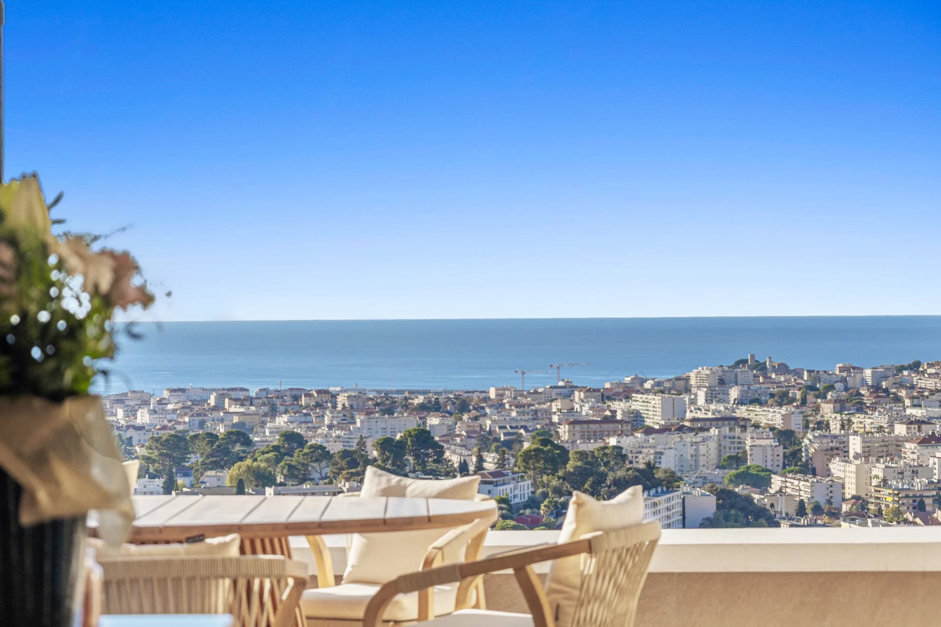 Panoramic view of Le Cannet Panoramic sea view from an apartment in Le Cannet, with outdoor seating.