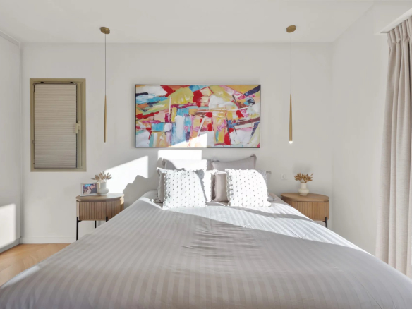 Room in a renovated apartment with double bed and modern decor in Le Cannet.