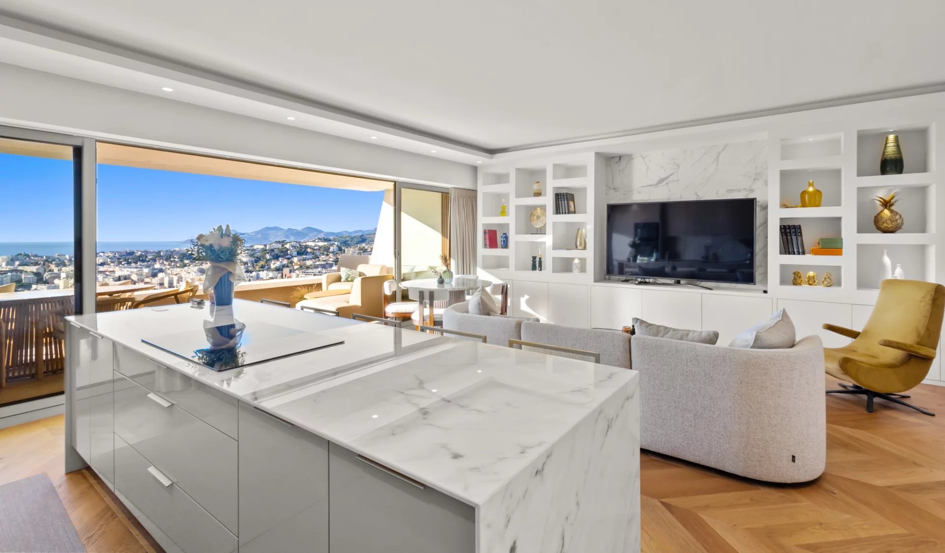 Renovated apartment with a view in Le Cannet Interior of a modern apartment with panoramic views of the sea and mountains.