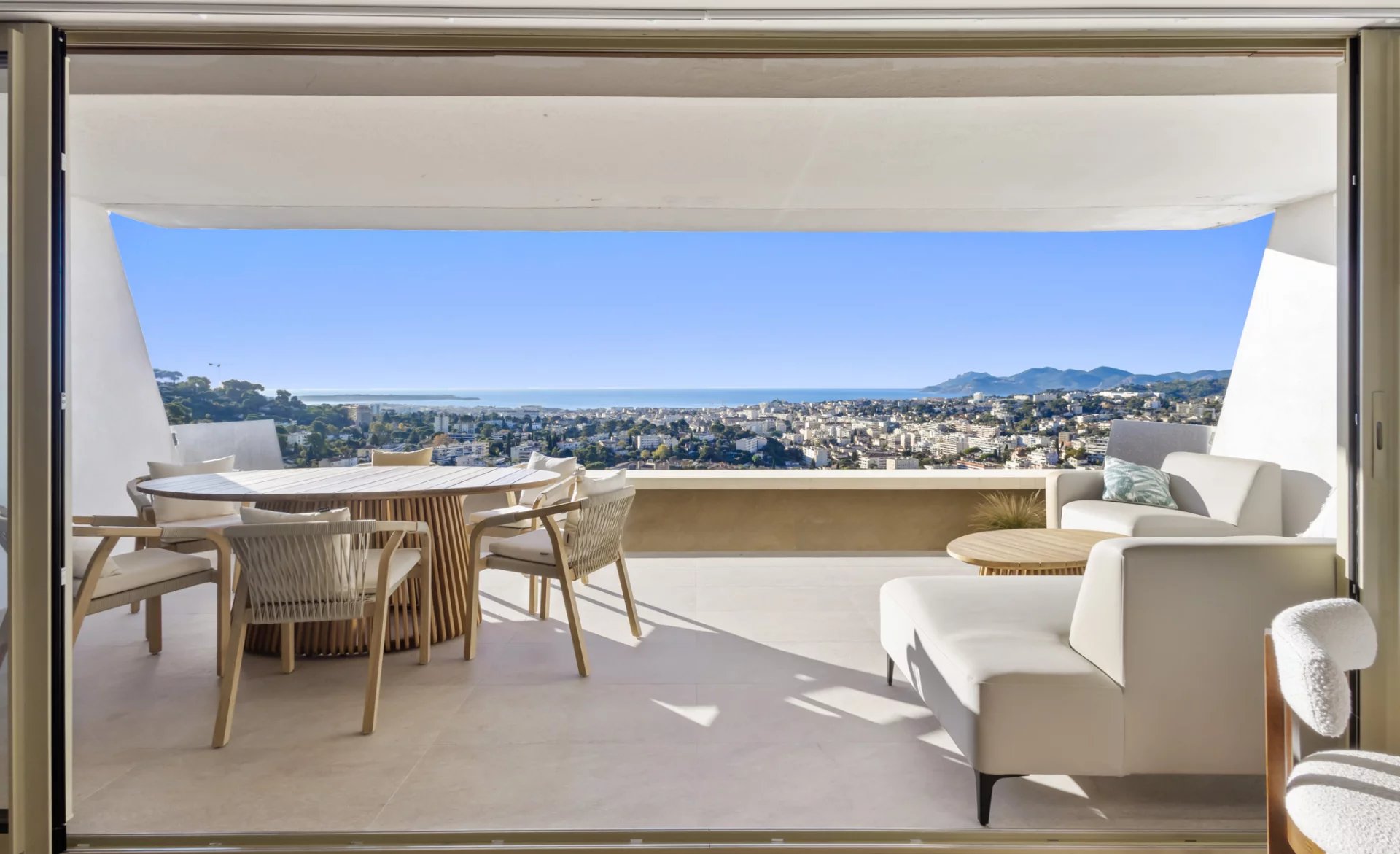 Panoramic view of Le Cannet Panoramic view from a renovated apartment in Le Cannet, with modern furniture and sea view.
