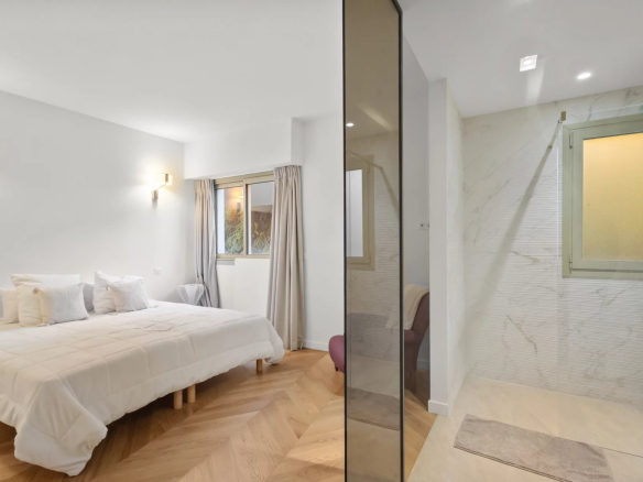 Room in a renovated apartment with en-suite bathroom, Le Cannet.