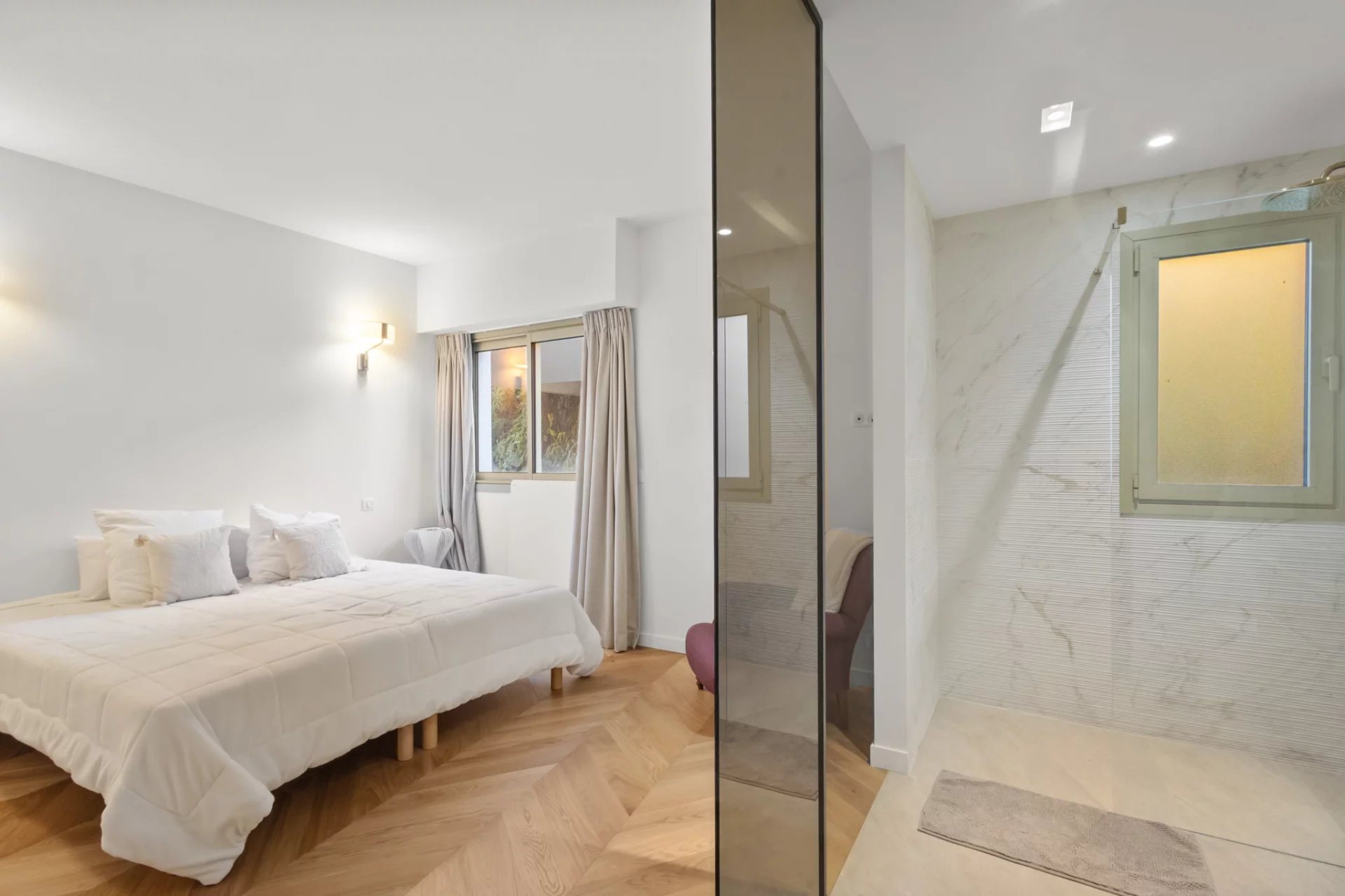 Modern room in Le Cannet Room in a renovated apartment with en-suite bathroom, Le Cannet.