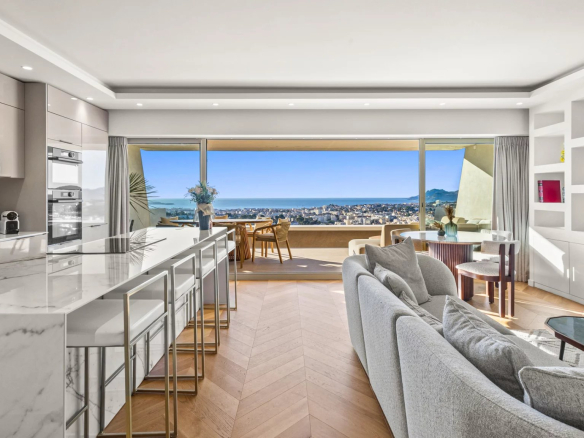 Intérieur d'un appartement rénové avec vue panoramique sur la mer, Le Cannet.