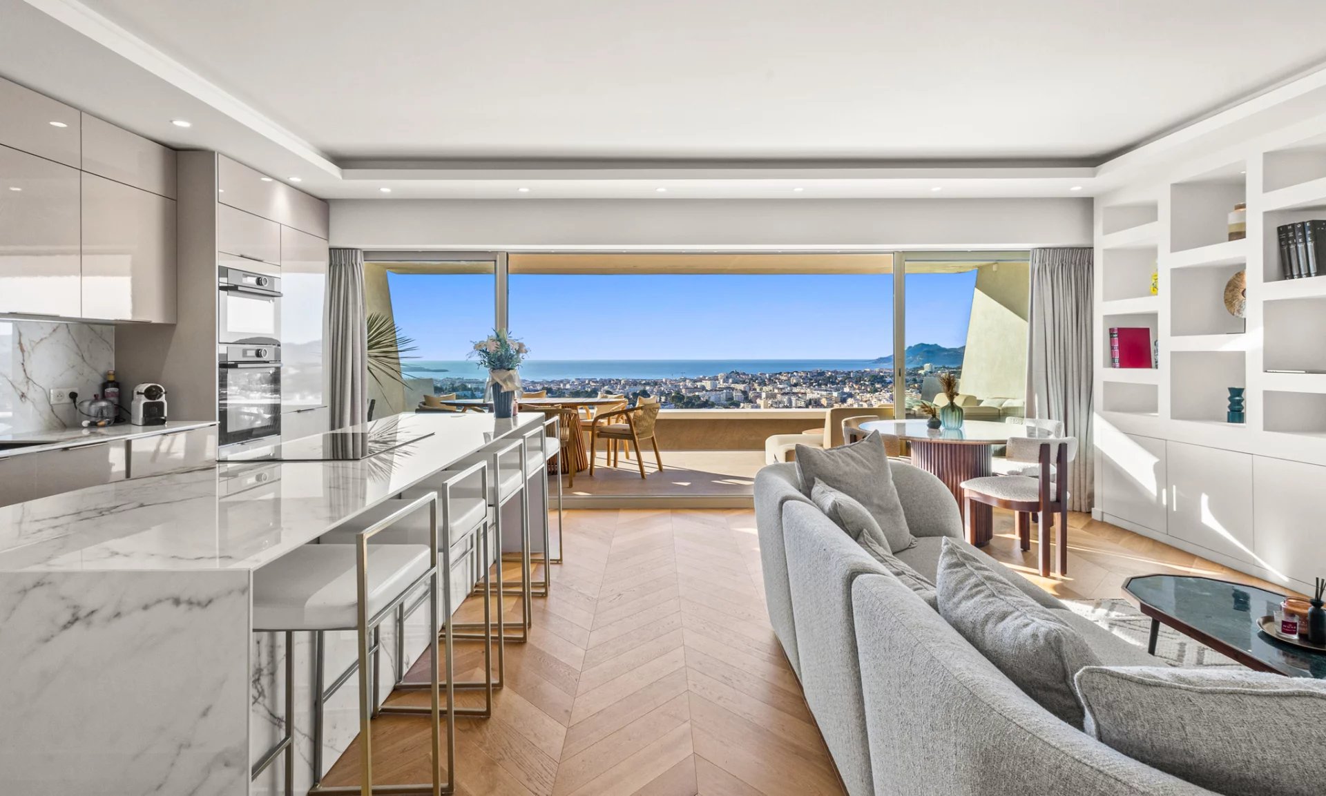 Renovated apartment with sea view in Le Cannet Interior of a renovated apartment with panoramic sea views, Le Cannet.
