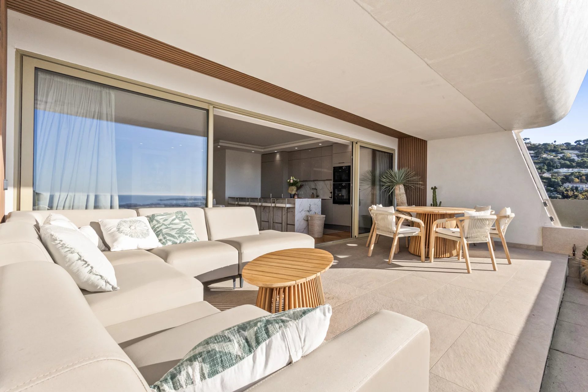Panoramic view from the apartment in Le Cannet Terrace of a renovated apartment with panoramic sea views in Le Cannet.