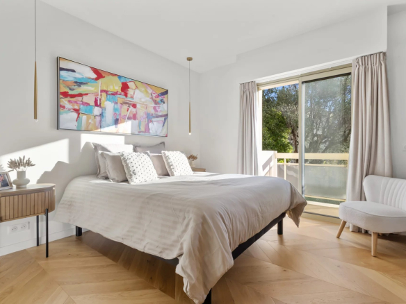 Room in a renovated apartment with a double bed and access to a balcony.