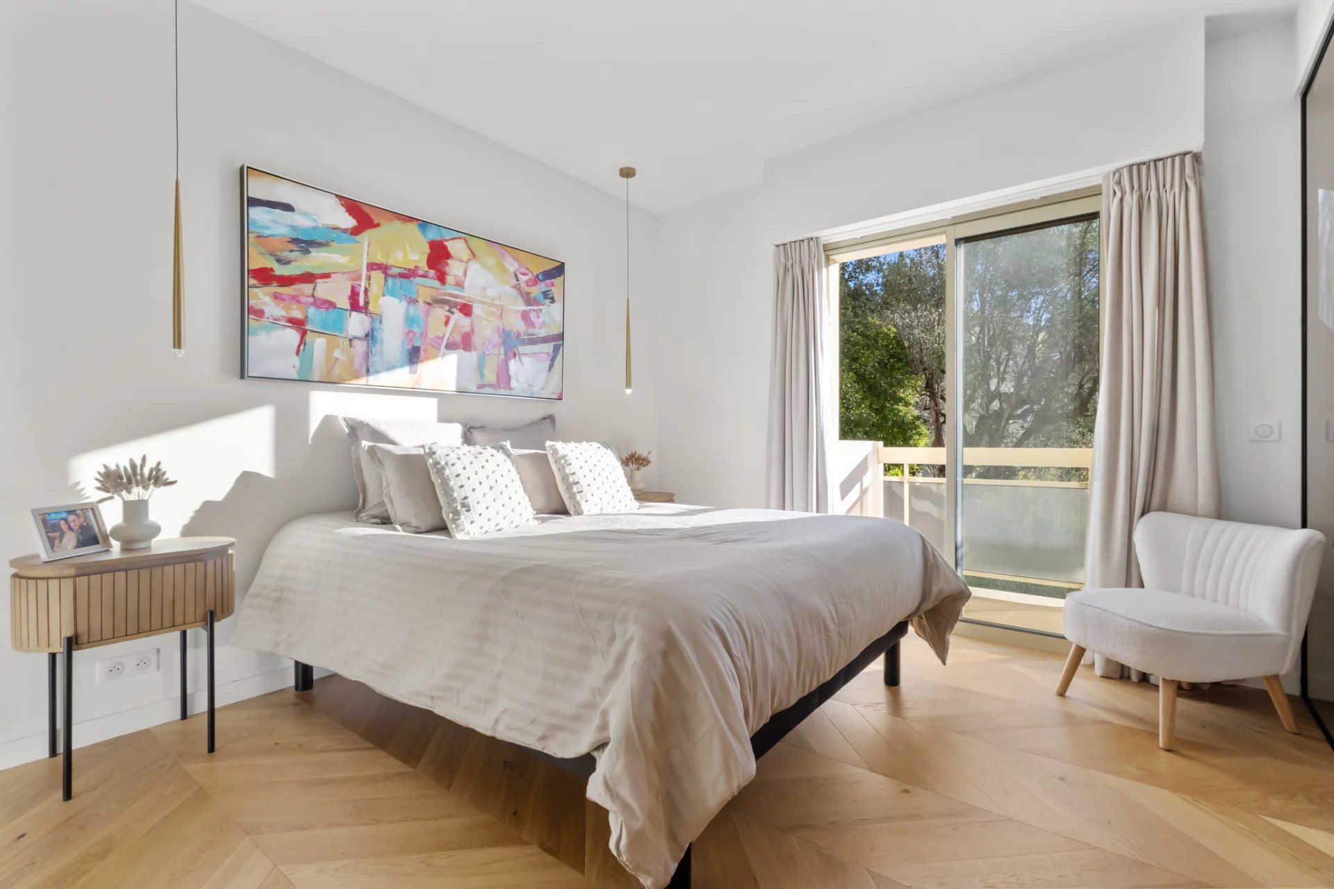 Apartment room in Le Cannet Room in a renovated apartment with a double bed and access to a balcony.